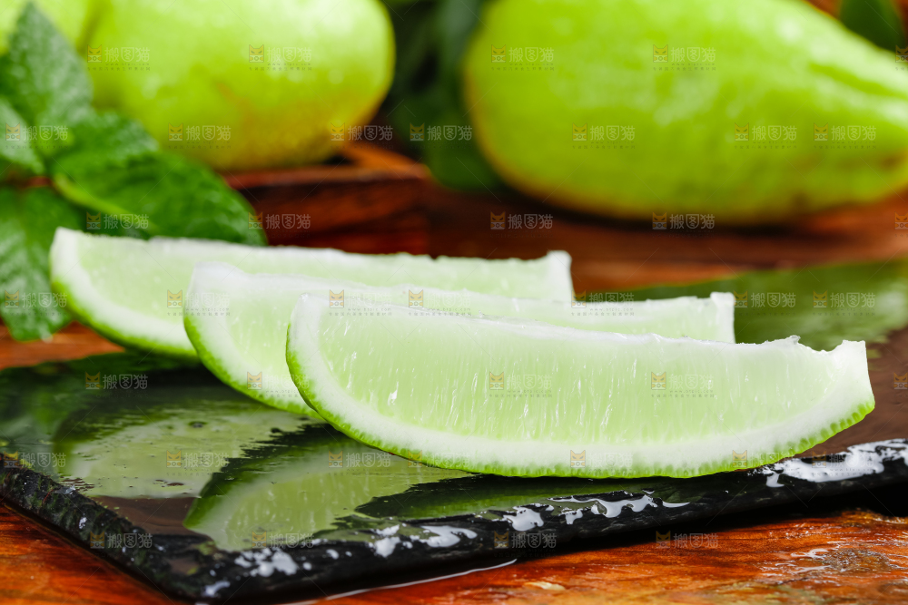 黑石板上放着香水柠檬