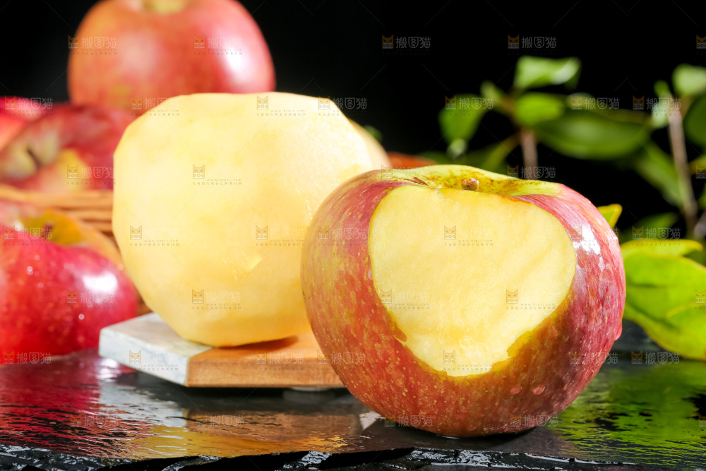 黑底上的丑苹果果肉