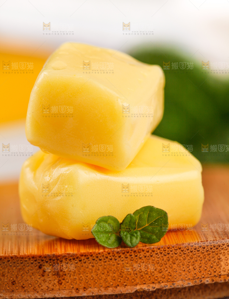 木板上放着榴莲味糖果