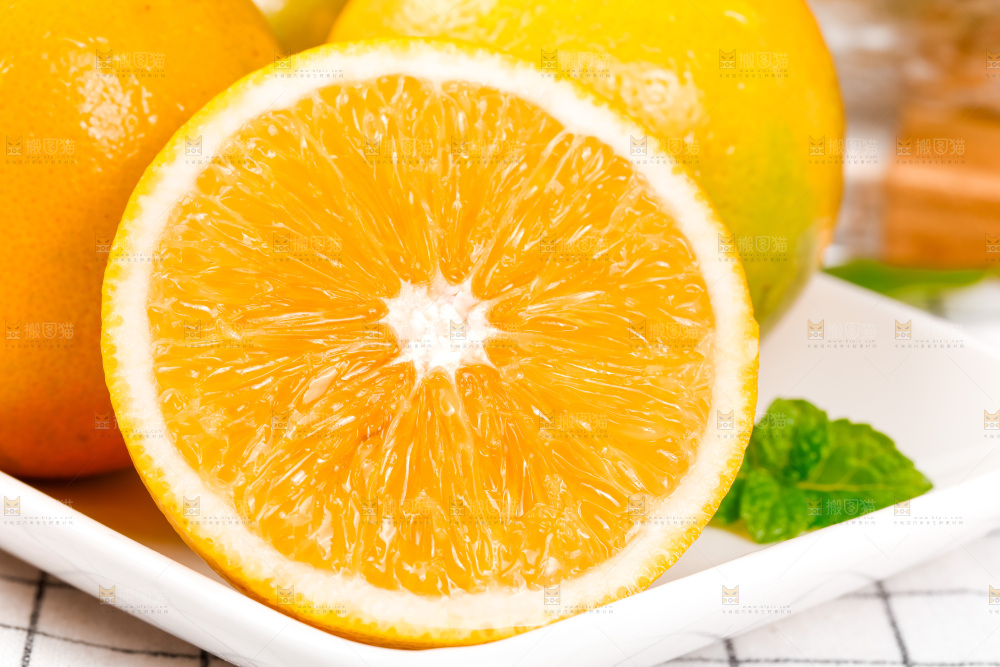 白格子底上放着实建褚橙