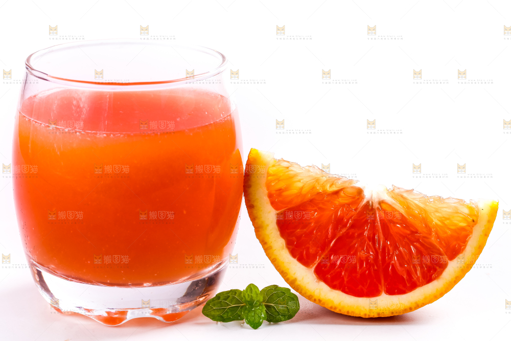 杯子里装着橙子汁