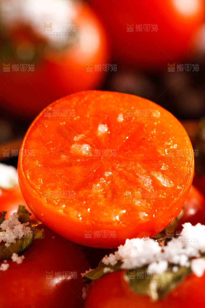 深底上的水晶柿子