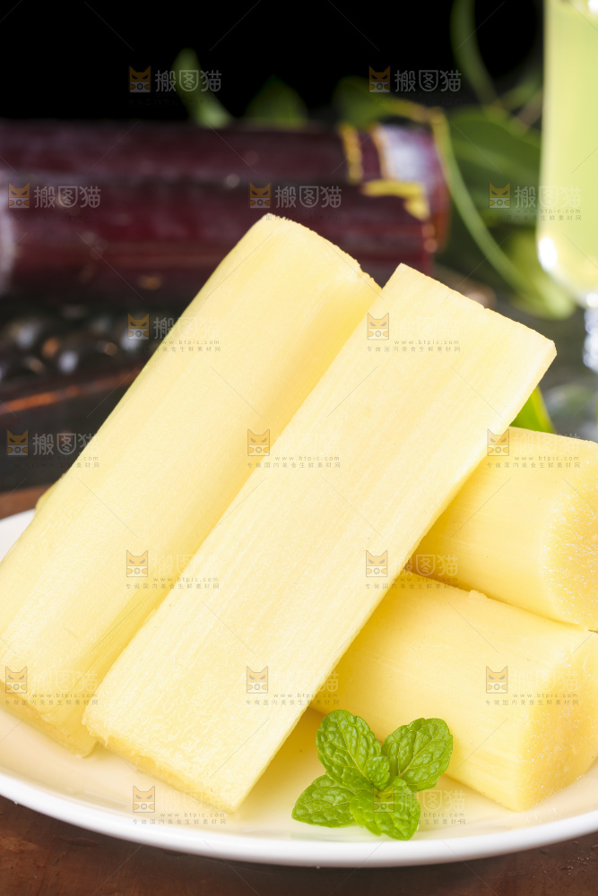 盘子里装着广西黑皮甘蔗