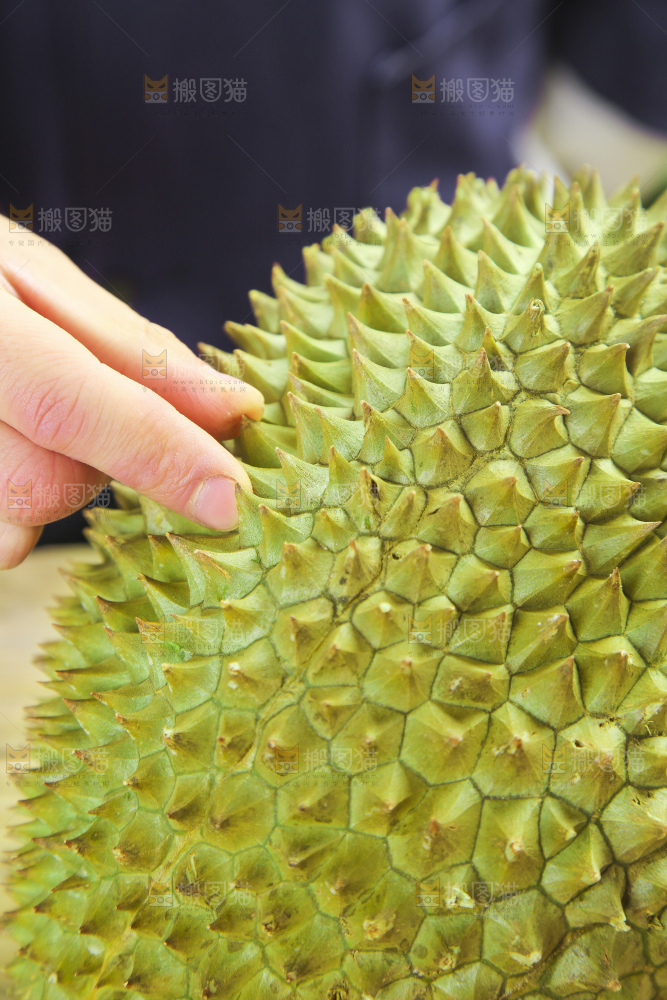 手里拿着新鲜榴莲