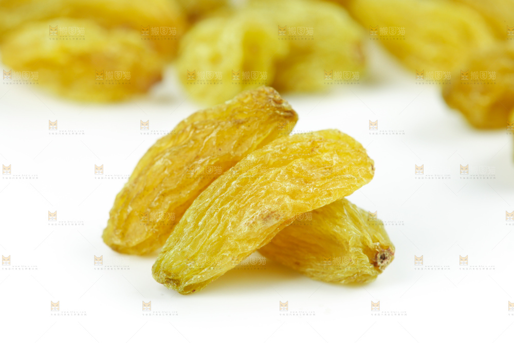 白底上的绿葡萄干