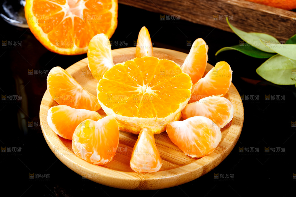 黑石板上放着一盘春见柑桔
