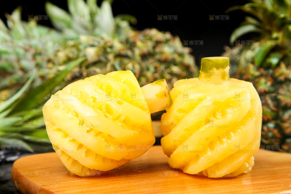 木板上的泰国迷你小菠萝