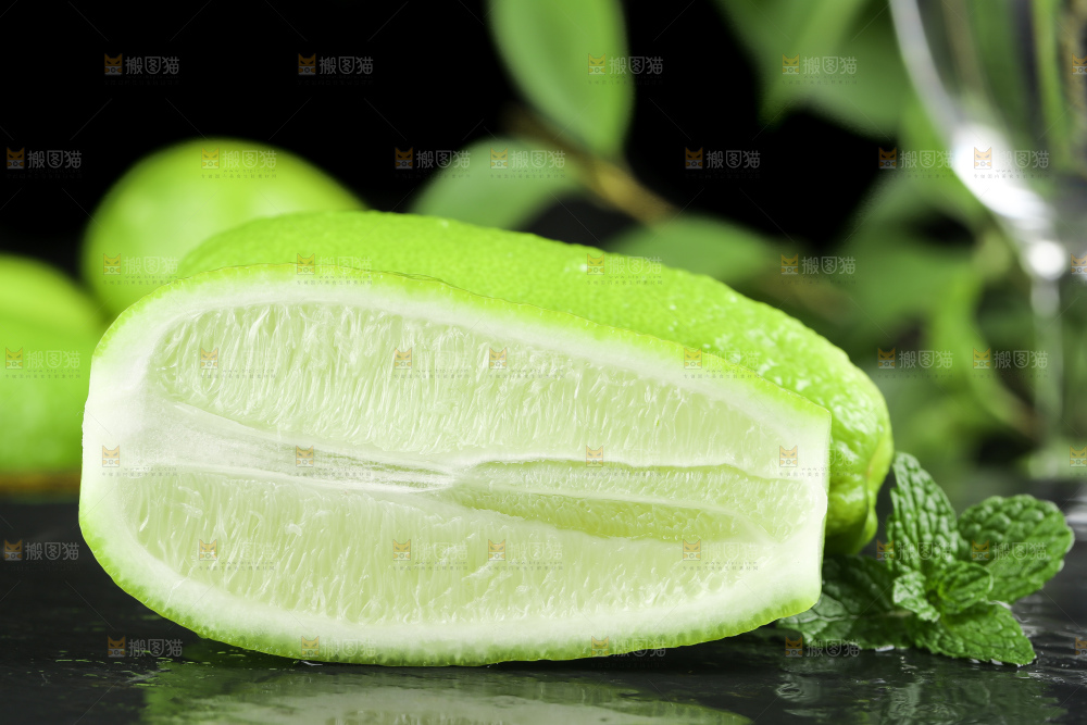 黑石板上摆放着海南香水柠檬