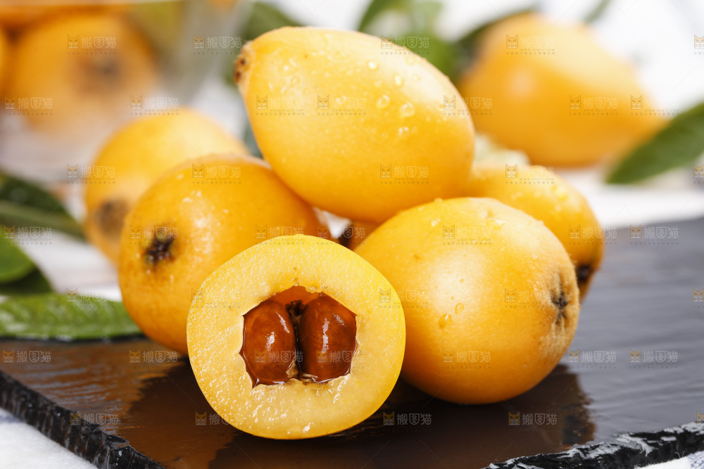 黑石板上的米易枇杷