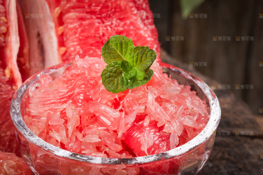 木底上的红心柚果肉