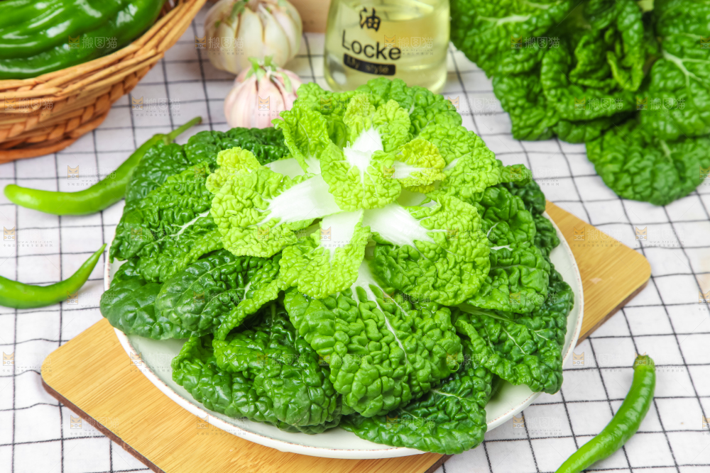 木板上的奶油白菜