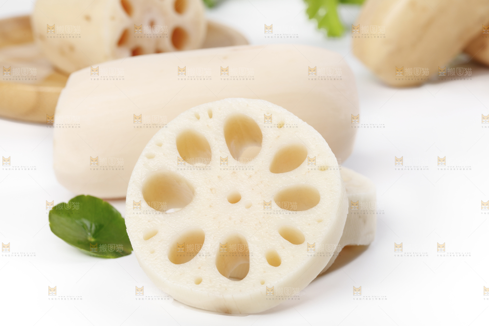 白底上切块的洪湖粉藕