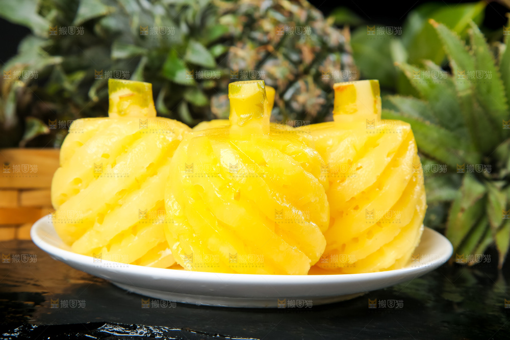 石板上放着泰国去皮小菠萝