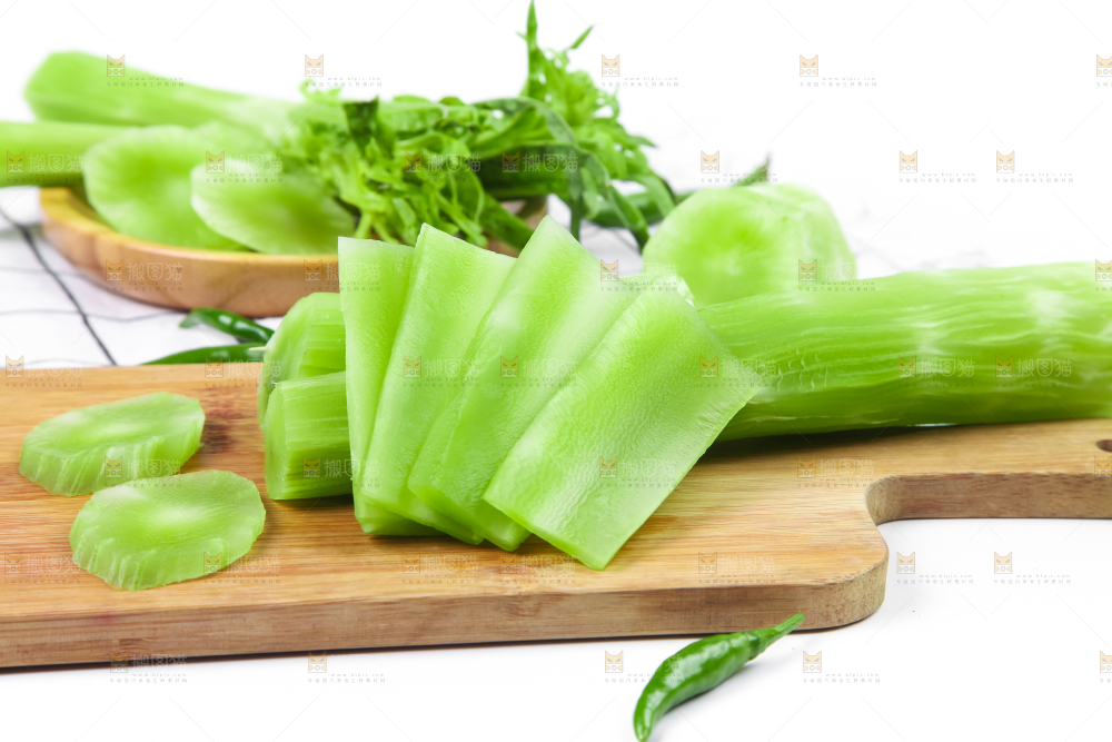 木板上放着莴苣