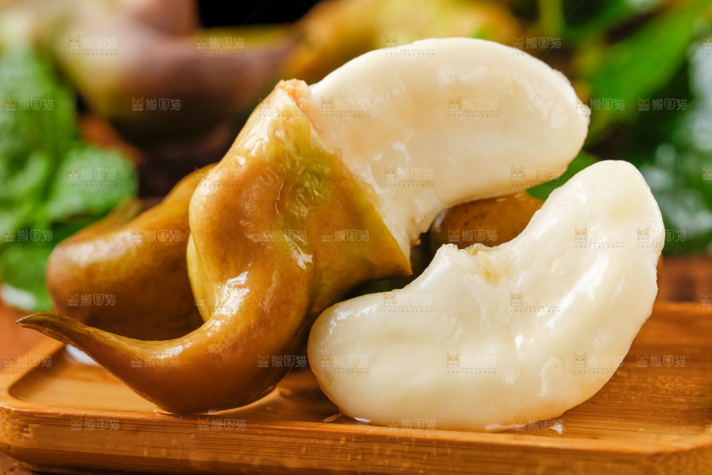 盘子里装着洪湖菱角