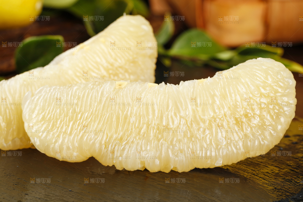 黑石板上的水晶蜜柚果肉