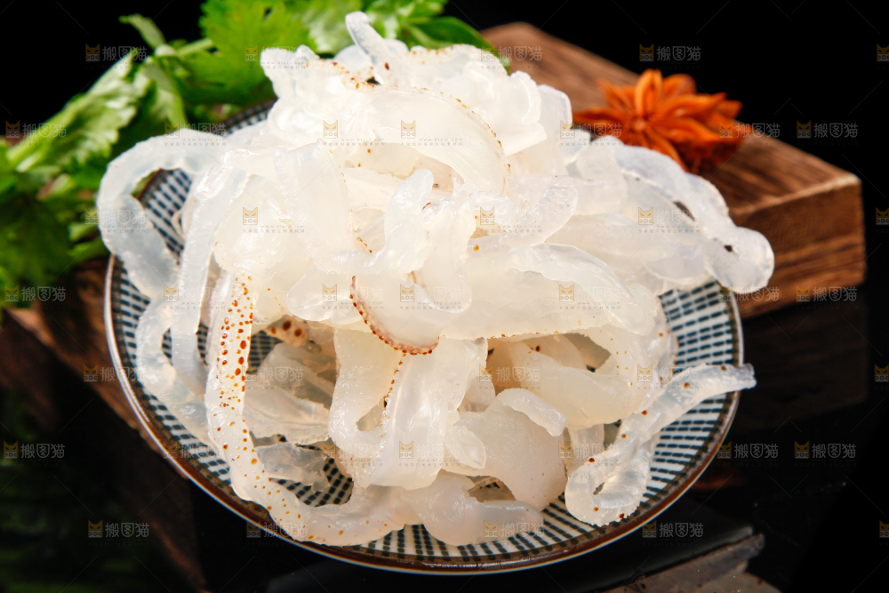 碗里装着白花海蜇丝