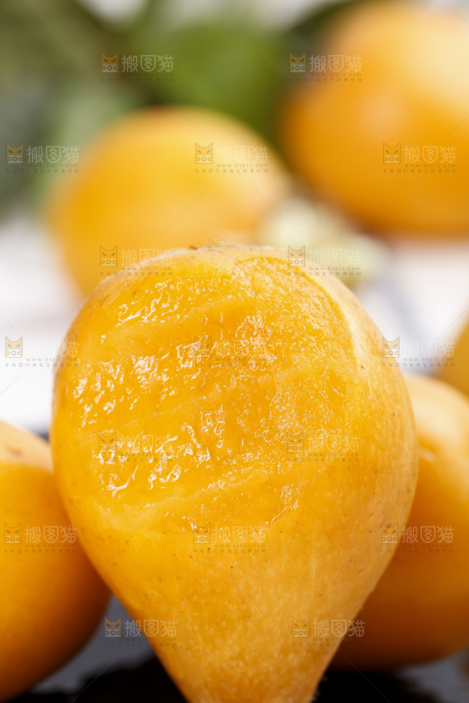 黑石板上放着枇杷果