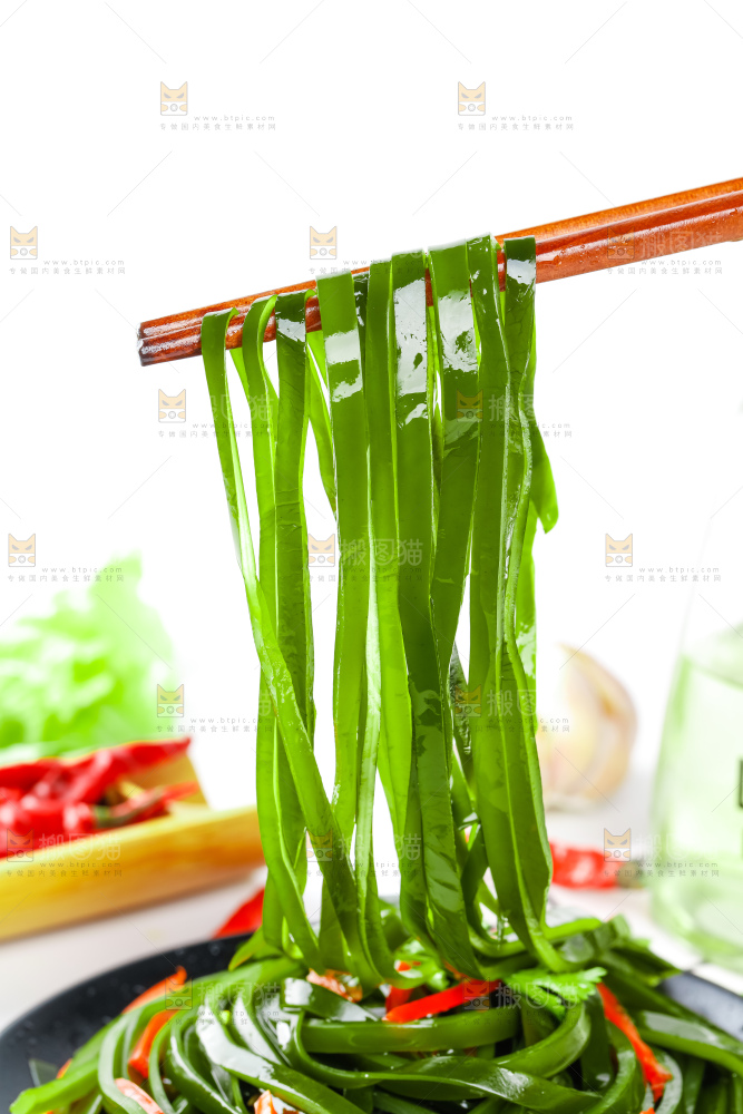 筷子上夹着盐渍海带丝