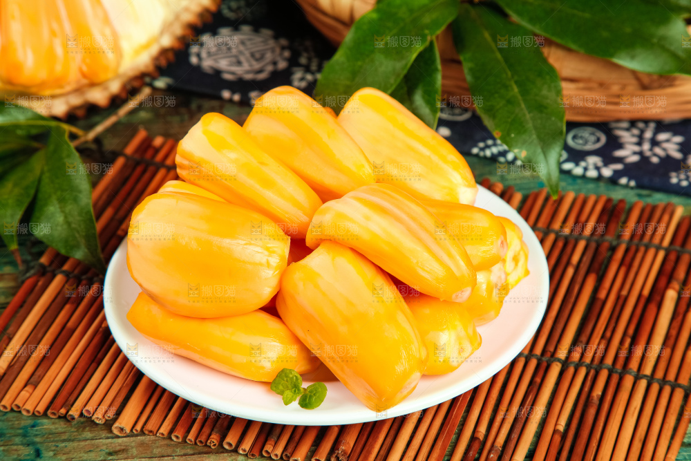 盘子里装红肉菠萝蜜