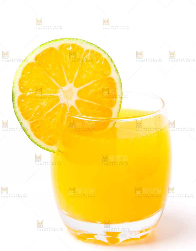 杯子里装着蜜橘汁