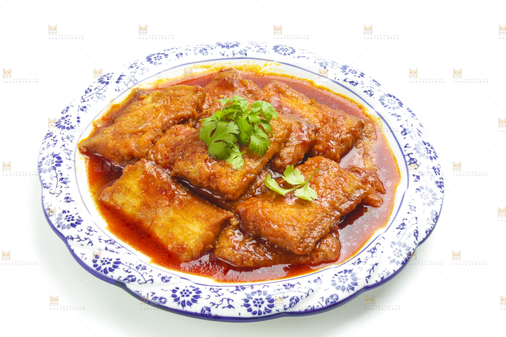 盘子里装着香煎带鱼
