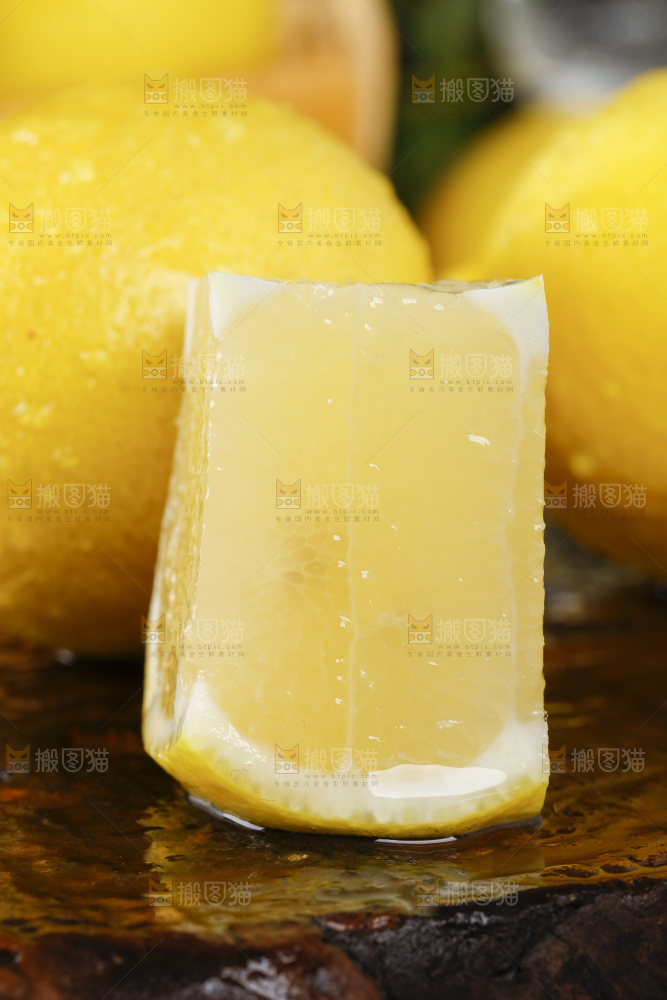 深底上放着柠檬果