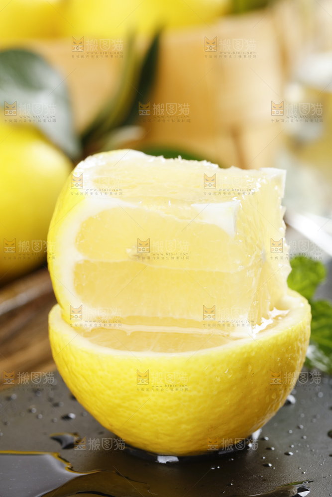 石板上的黄柠檬