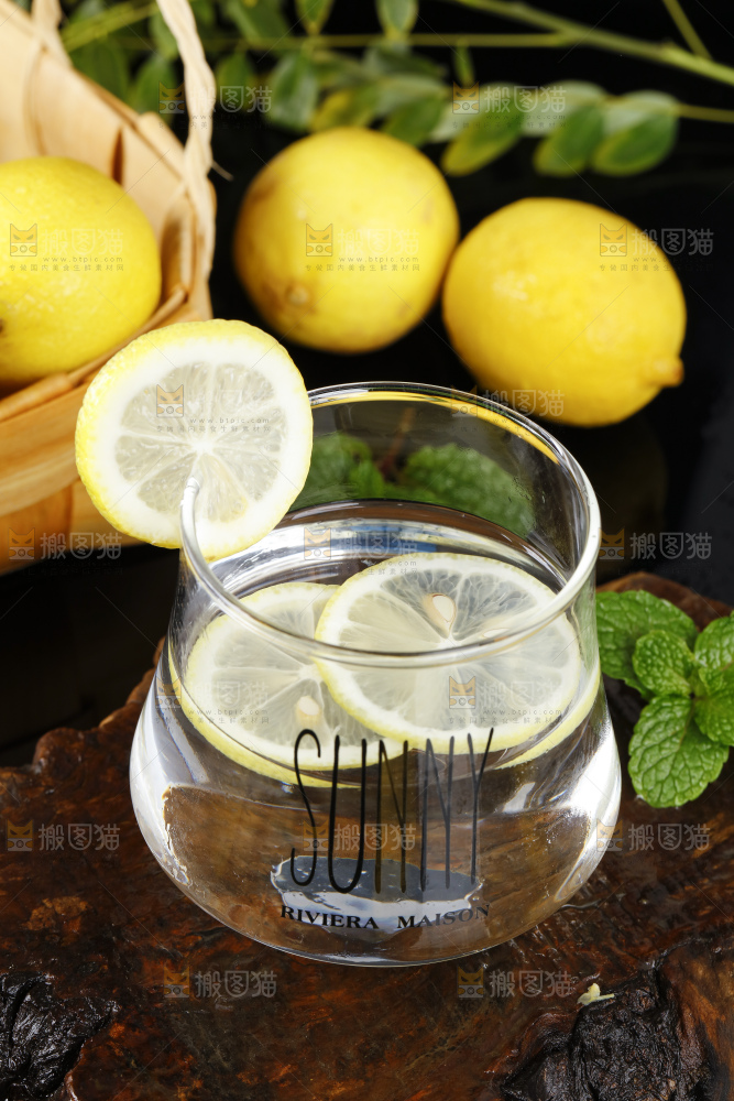 杯子里泡着柠檬片