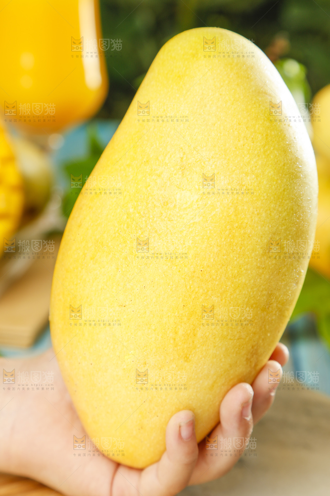 手里拿着高乐蜜芒果