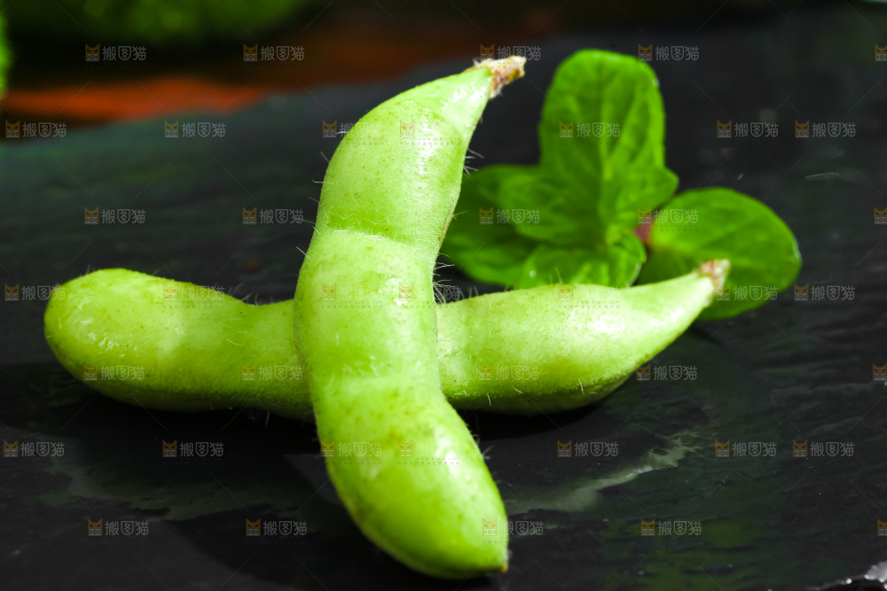 黑底上放着生毛豆