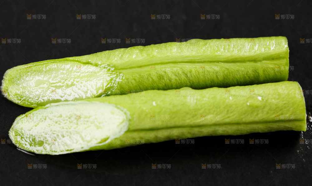 黑底上摆放着豇豆