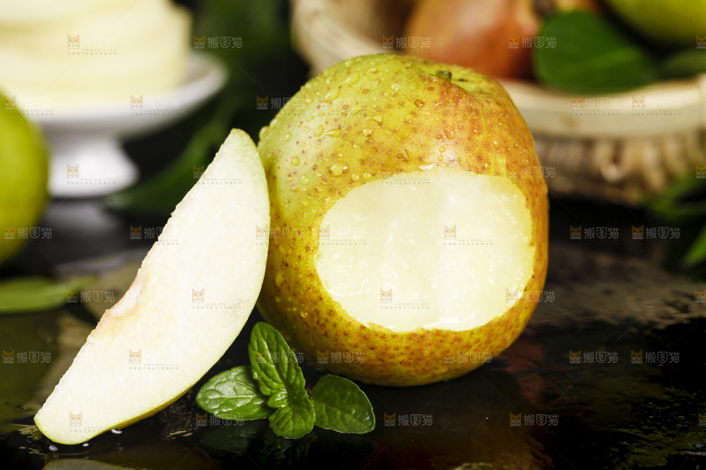 黑底上摆放着新鲜香梨