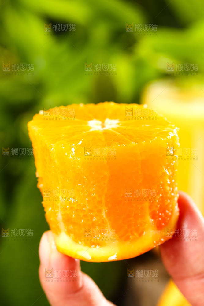 手里拿着脐橙
