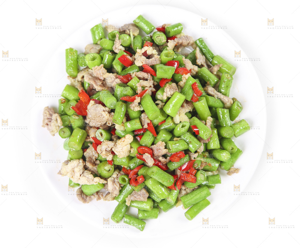 盘子里装着豇豆炒肉