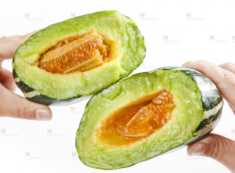 手里拿着美洋甜瓜