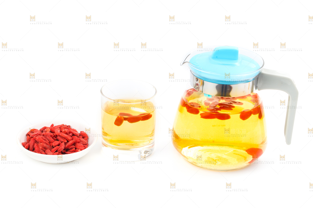 水壶里装着枸杞茶