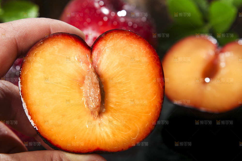 黑底上放着新鲜黑布林