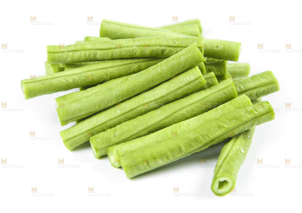 白底上摆放着新鲜豇豆
