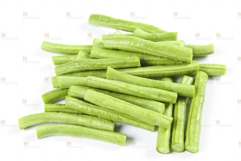 白底上放着豇豆角