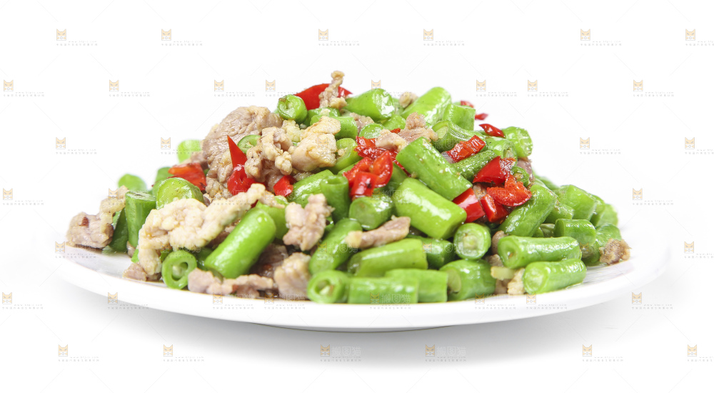 盘子里装着豇豆炒肉