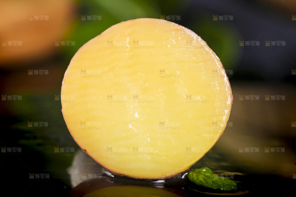 黑底上摆放着红皮黄心土豆