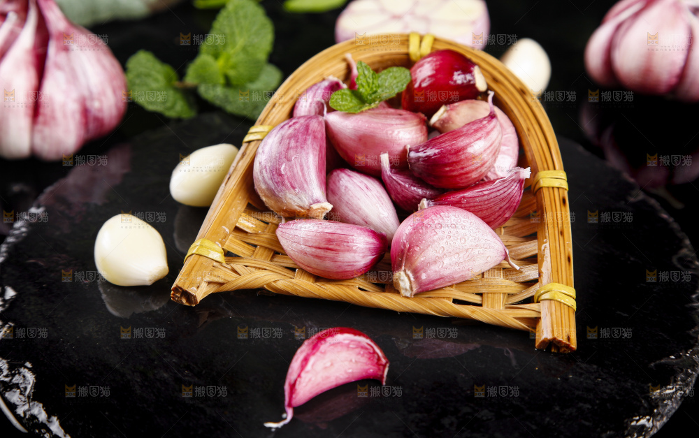 竹篮里放着紫皮多瓣蒜