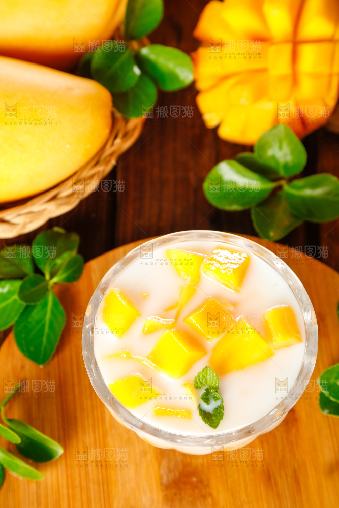 碟子里装着牛奶芒果汁