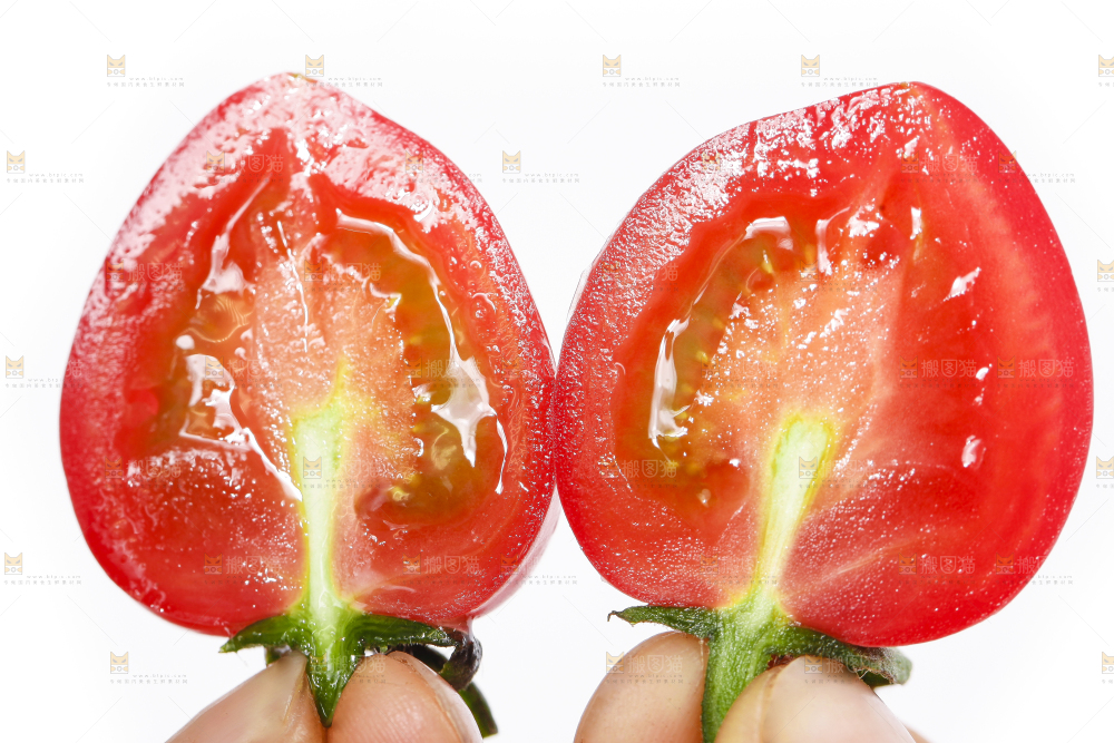 手里拿着小西红柿