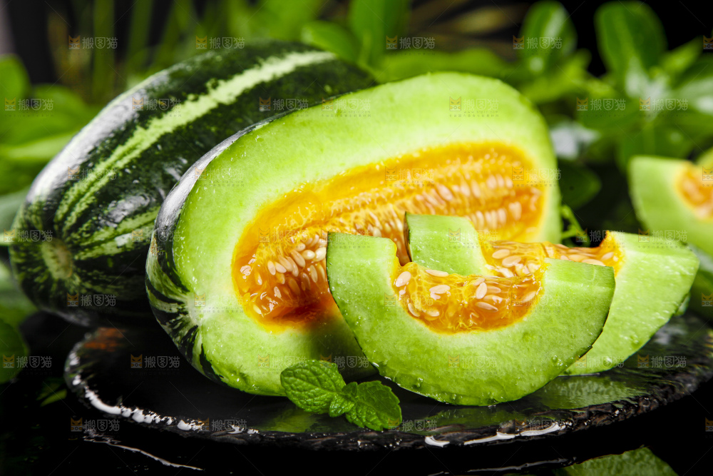 黑底上放着博洋甜瓜