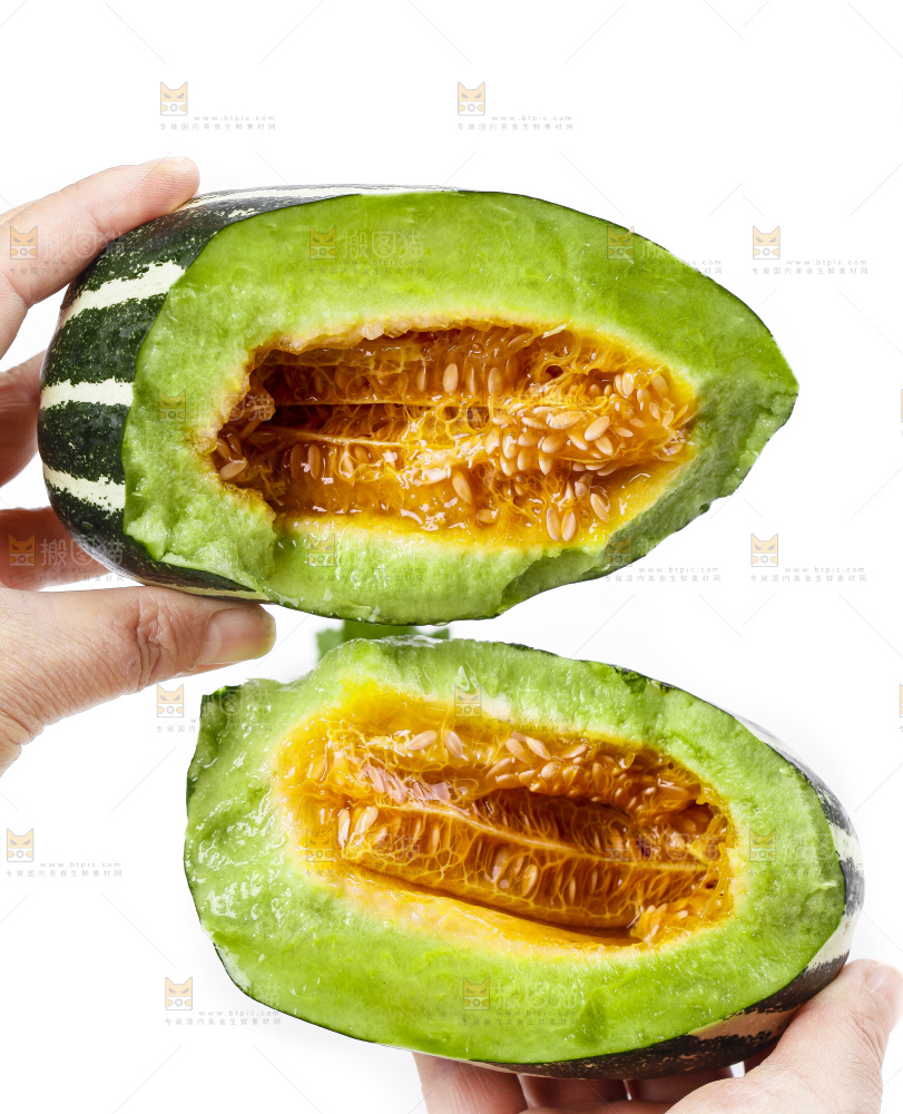 手里拿着博洋9号甜瓜