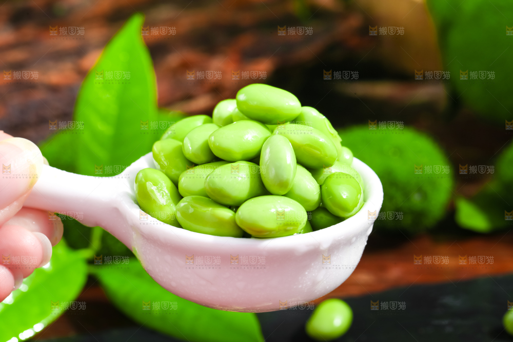手里拿着一碟青豆