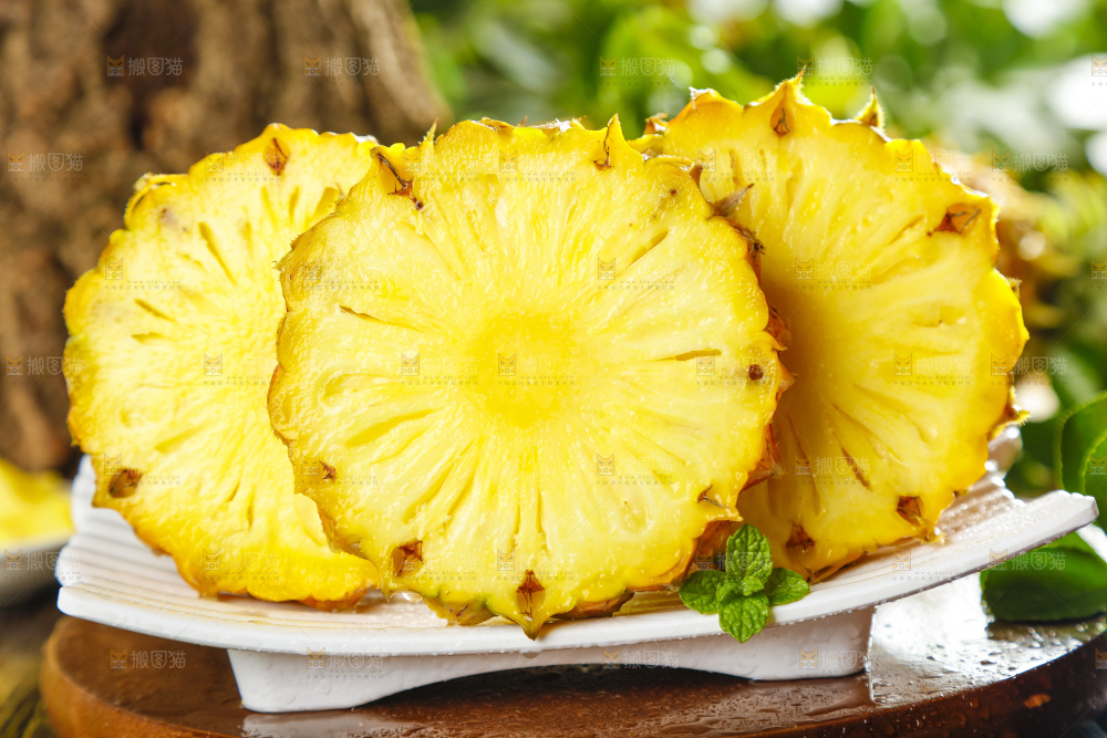 碟子里装着切开的新鲜菠萝