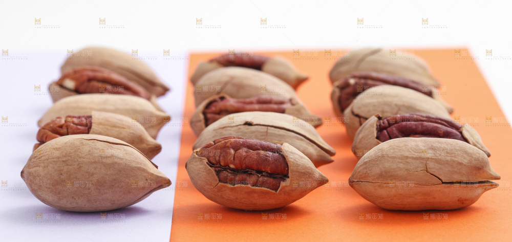 浅底上整齐摆放着碧根果